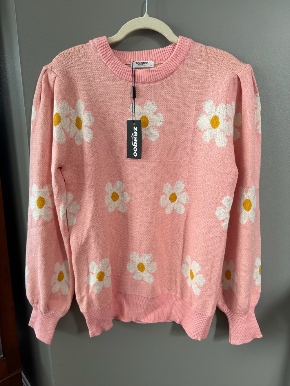 NWT. zeagoo Pink Daisy Crewneck Sweater. Medium.